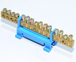  MAD0015N21 MAD0015N21 Stezaljka plava za provodnik nule 15 otvora 1,5-16mm2 Cu, Al 230/400V 63A Stezaljke za nulu i zemlju NPE (mostovi) mogu biti montirani
na DIN šinu poprečno i na metalnu traku 2 x 10 mm uzdužno,
ili uz pomoć zavrtnja na ravnu površinu. Mehanizam nosača za
DIN šinu je napravljen od visoko termalno i mehanički otpornog,
samogasivog materijala. Ove stezaljke imaju IP00 stepen žaštite i
namenjeni su za unutrašnju upotrebu. Nude se u četiri boje.